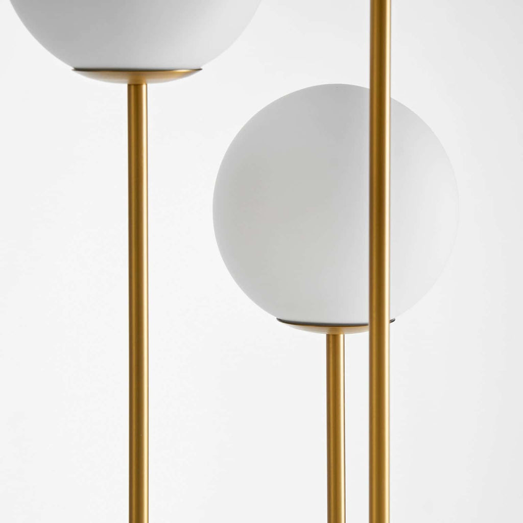 Stehleuchte in Gold kombiniert mit weissem Marmor und drei Kristallglaskugeln - Maison Oudh