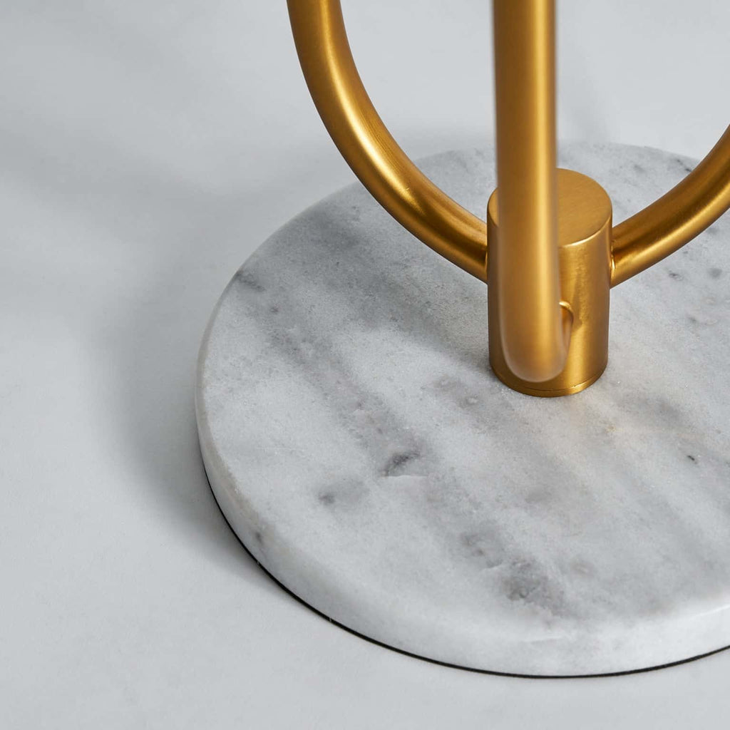 Stehleuchte in Gold kombiniert mit weissem Marmor und drei Kristallglaskugeln - Maison Oudh