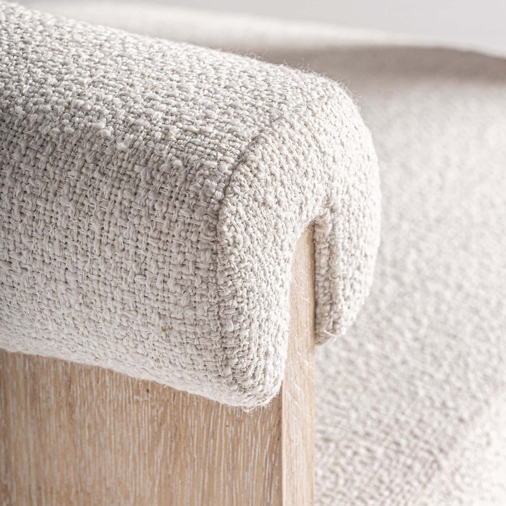 Stuhl aus Eichenholz mit weißem Polster im Nordic Stil - Maison Oudh