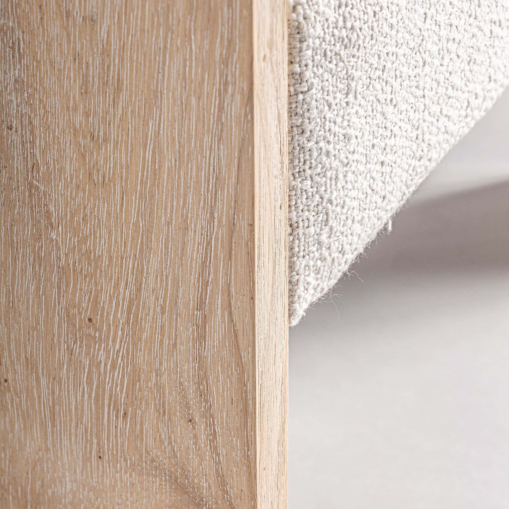Stuhl aus Eichenholz mit weißem Polster im Nordic Stil - Maison Oudh