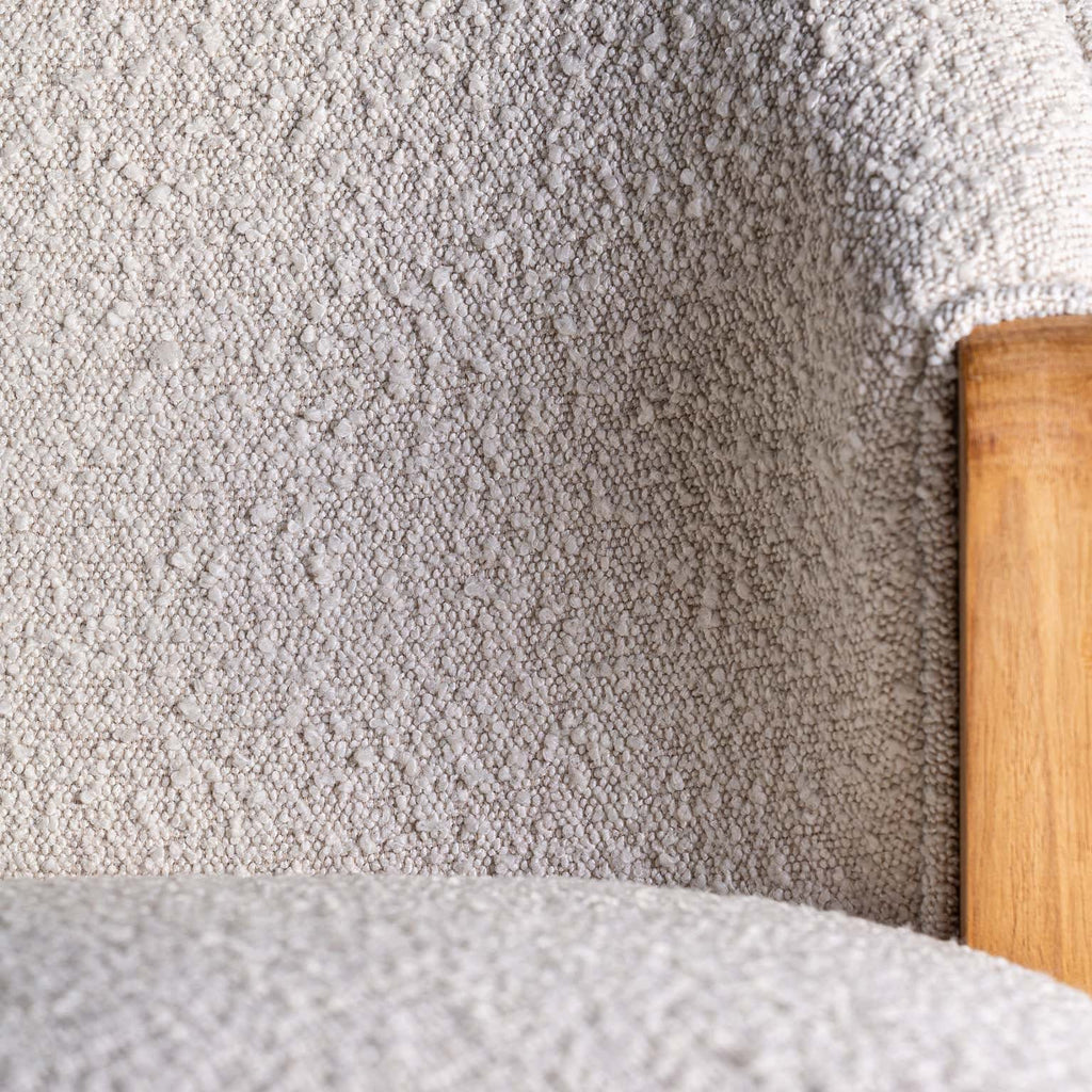 Stuhl aus Kiefernholz kombiniert mit weissem Bouclé - Maison Oudh