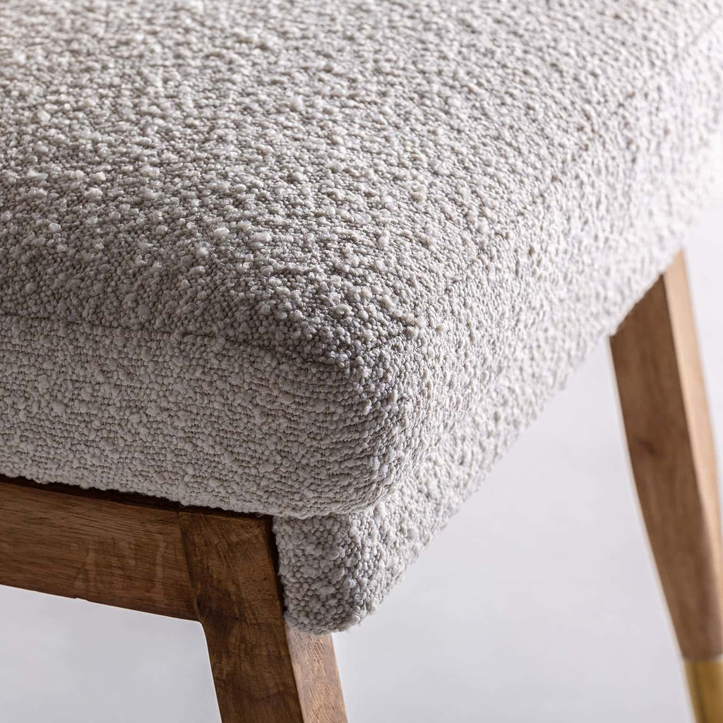 Stuhl aus Kiefernholz kombiniert mit weissem Bouclé - Maison Oudh
