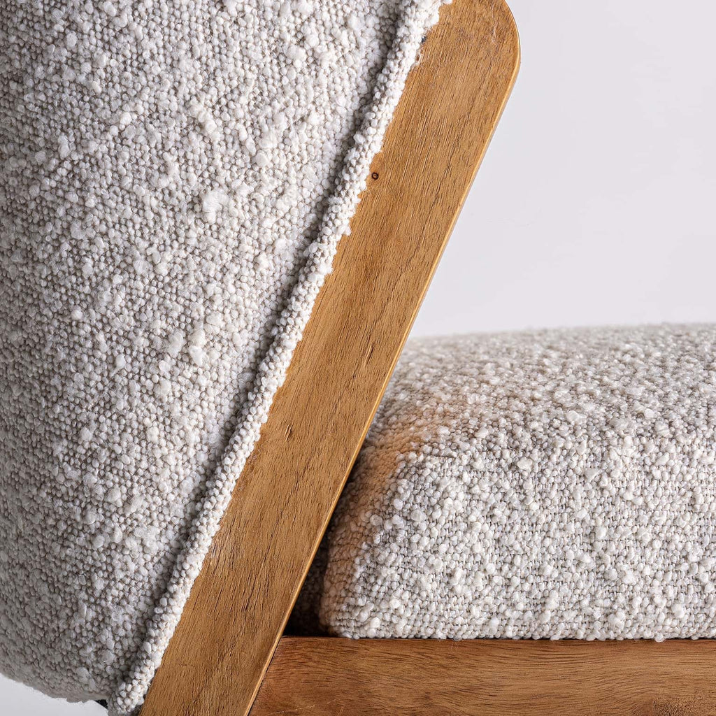 Stuhl aus Kiefernholz kombiniert mit weissem Bouclé - Maison Oudh