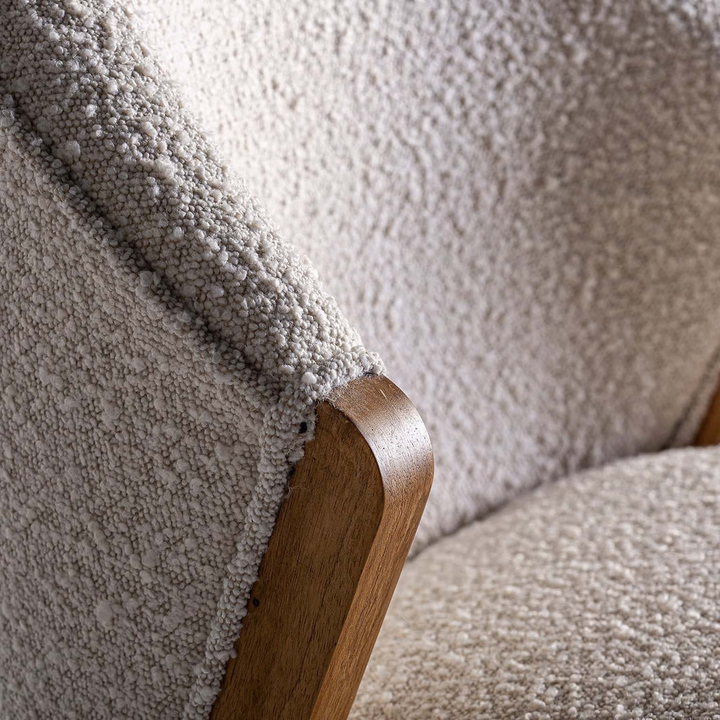 Stuhl aus Kiefernholz kombiniert mit weissem Bouclé - Maison Oudh