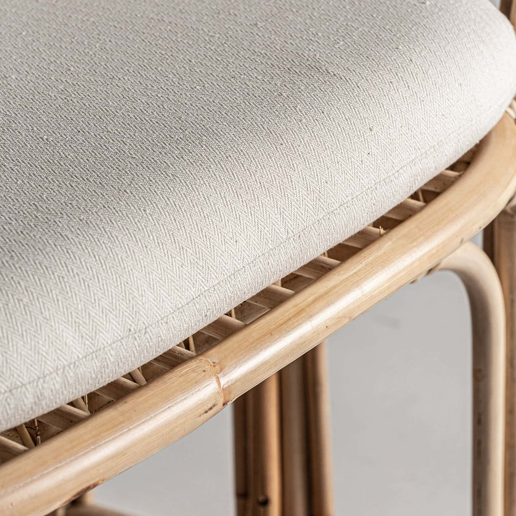 Stuhl aus Rattan mit naturfarbenem Stoff bezogen - Maison Oudh