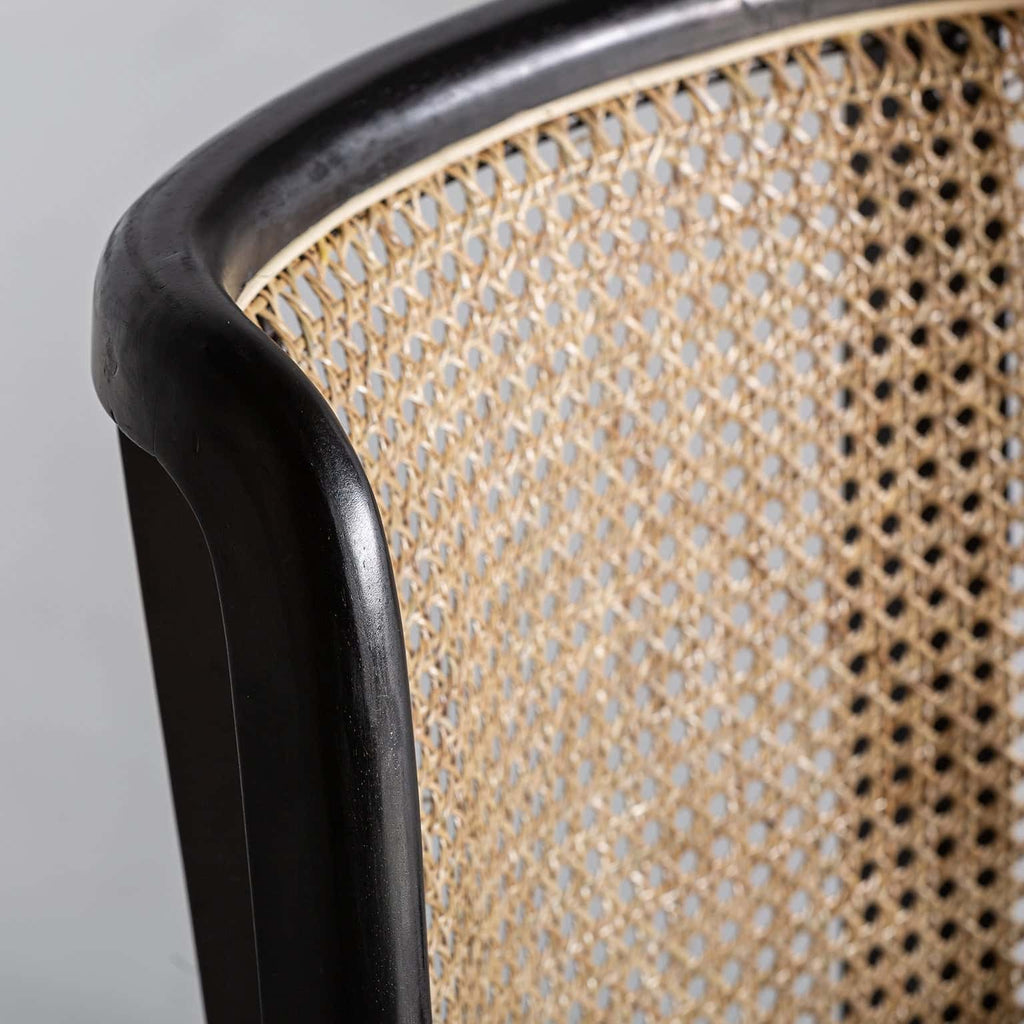 Schwarzer Stuhl im Kolonial Stil mit naturfarbenem Rattan und edlem Samt - Maison Oudh
