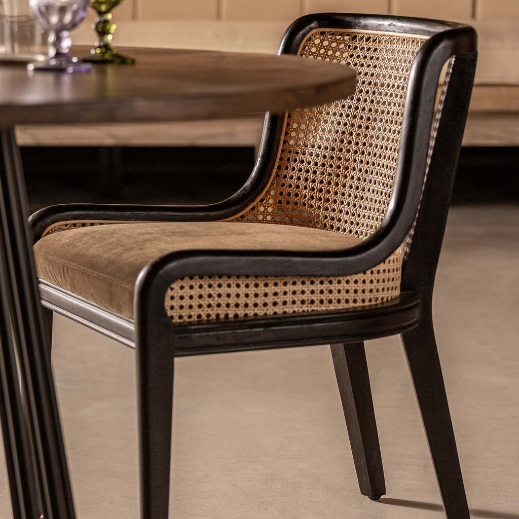 Schwarzer Stuhl im Kolonial Stil mit naturfarbenem Rattan und edlem Samt - Maison Oudh