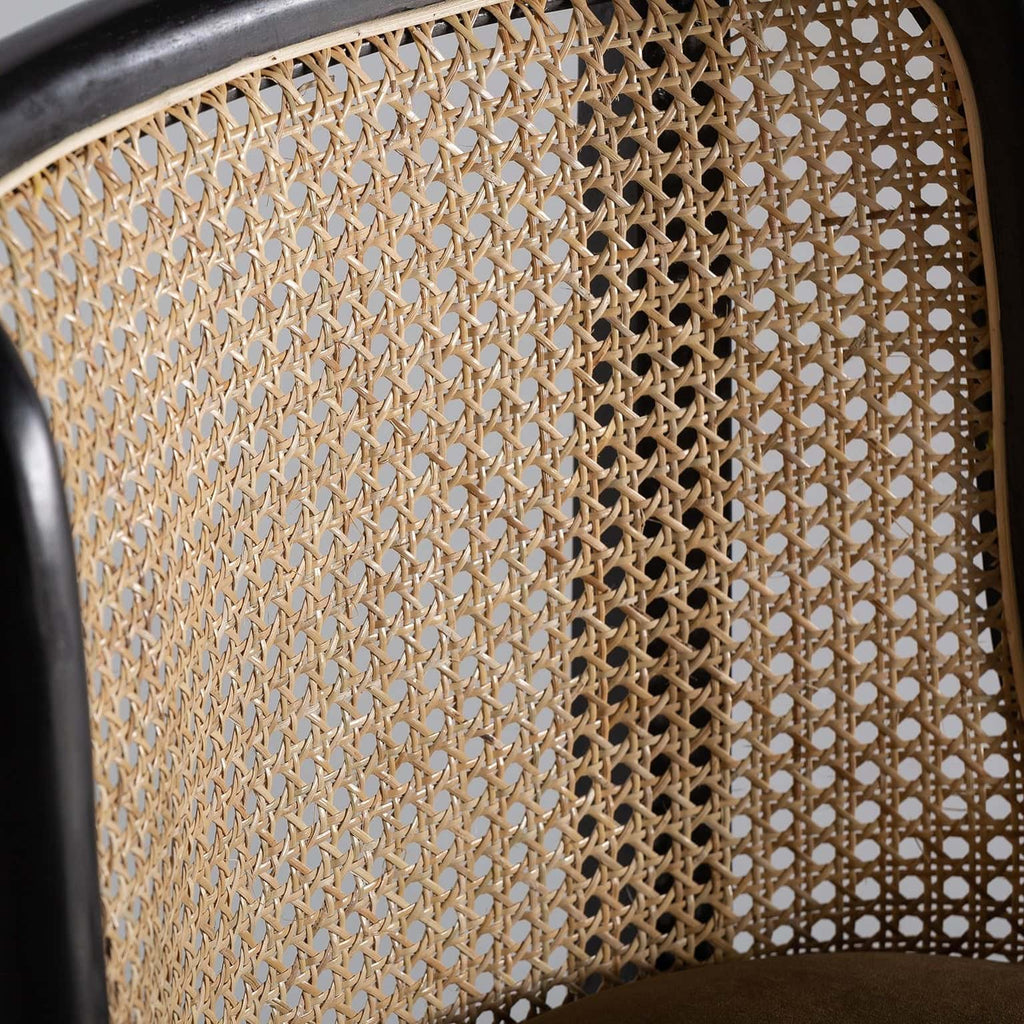 Schwarzer Stuhl im Kolonial Stil mit naturfarbenem Rattan und edlem Samt - Maison Oudh