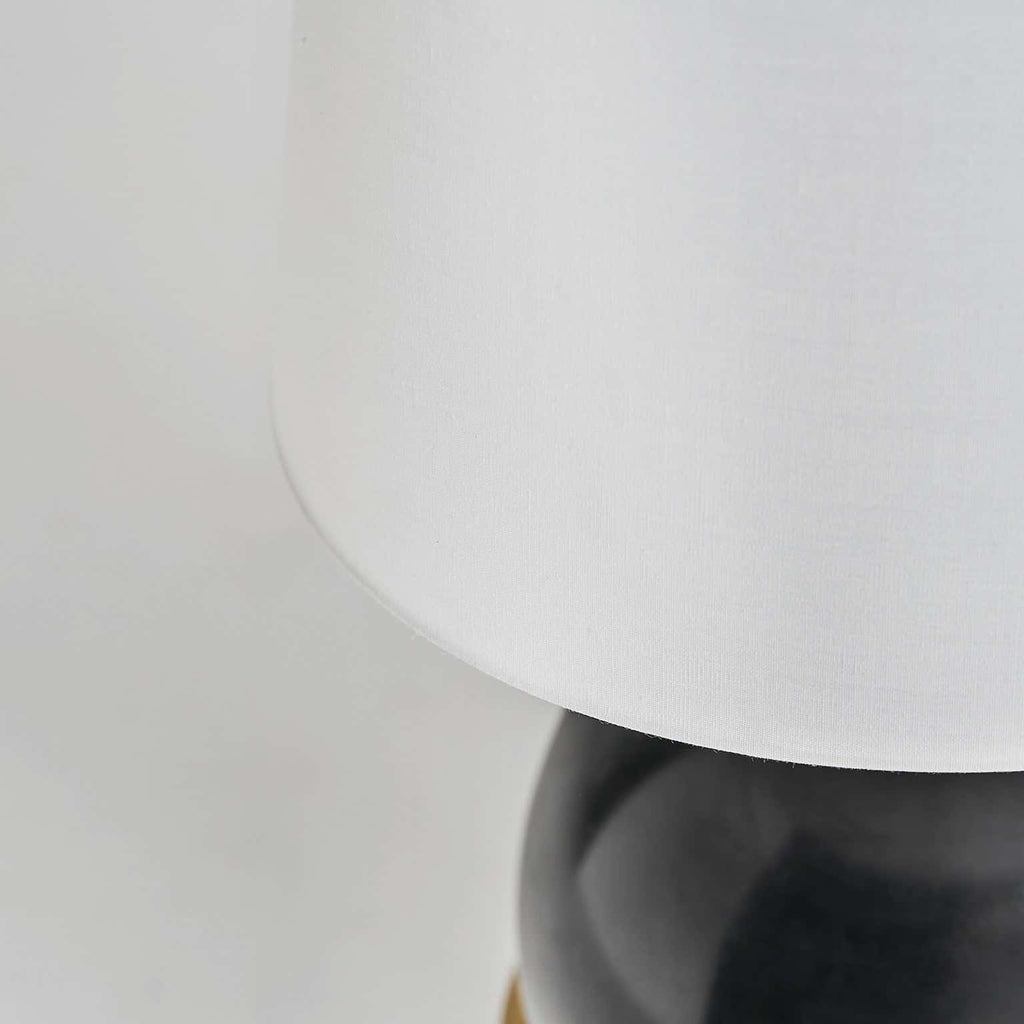 Tischlampe aus schwarzem Marmor kombiniert mit einem weissen Lampenschirm auf goldenem Gestell - Maison Oudh