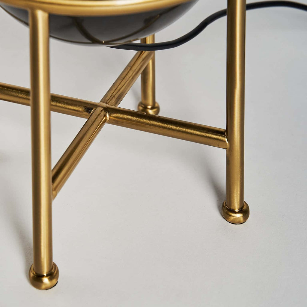 Tischlampe aus schwarzem Marmor kombiniert mit einem weissen Lampenschirm auf goldenem Gestell - Maison Oudh