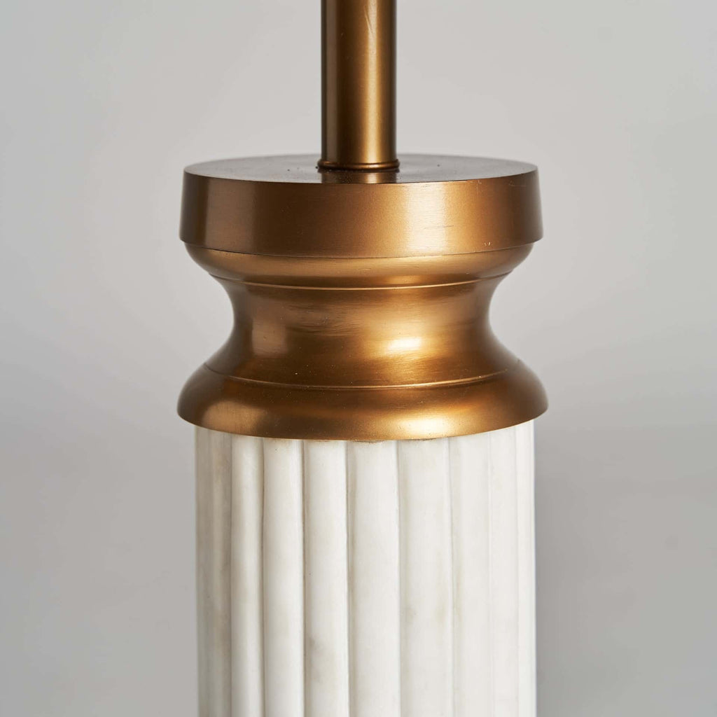 Tischlampe aus weissem Marmor kombiniert mit einem schwarzen Lampenschirm - Maison Oudh