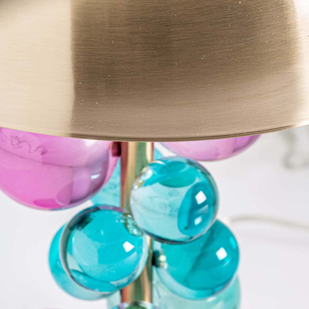 Tischlampe in Gold kombiniert mit weissem Marmor und bunten Kristallglaskugeln - Maison Oudh