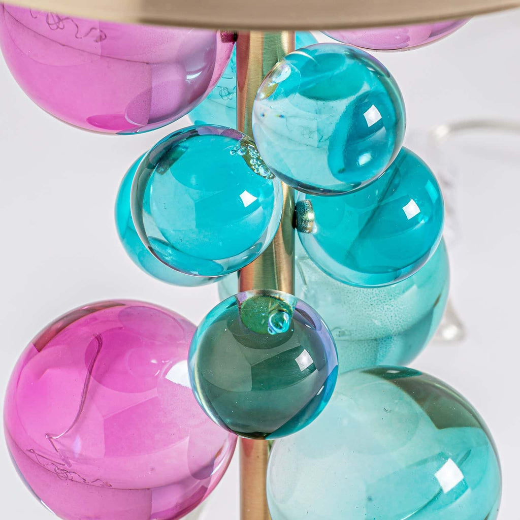 Tischlampe in Gold kombiniert mit weissem Marmor und bunten Kristallglaskugeln - Maison Oudh
