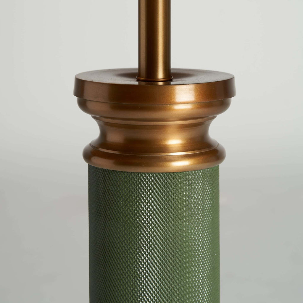 Tischlampe in Grün und Gold kombiniert mit einem schwarzen Lampenschirm - Maison Oudh