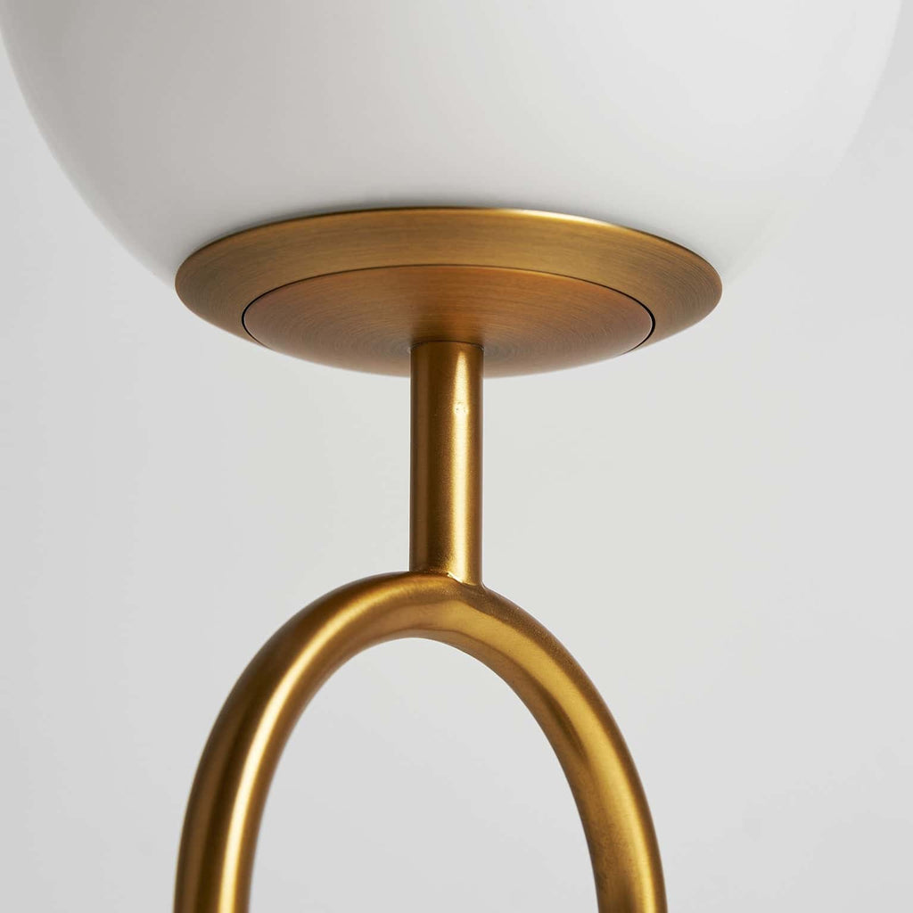 Tischlampe mit einer weissen Kugel kombiniert mit schwarzem Marmor und einem goldenen Gestell - Maison Oudh