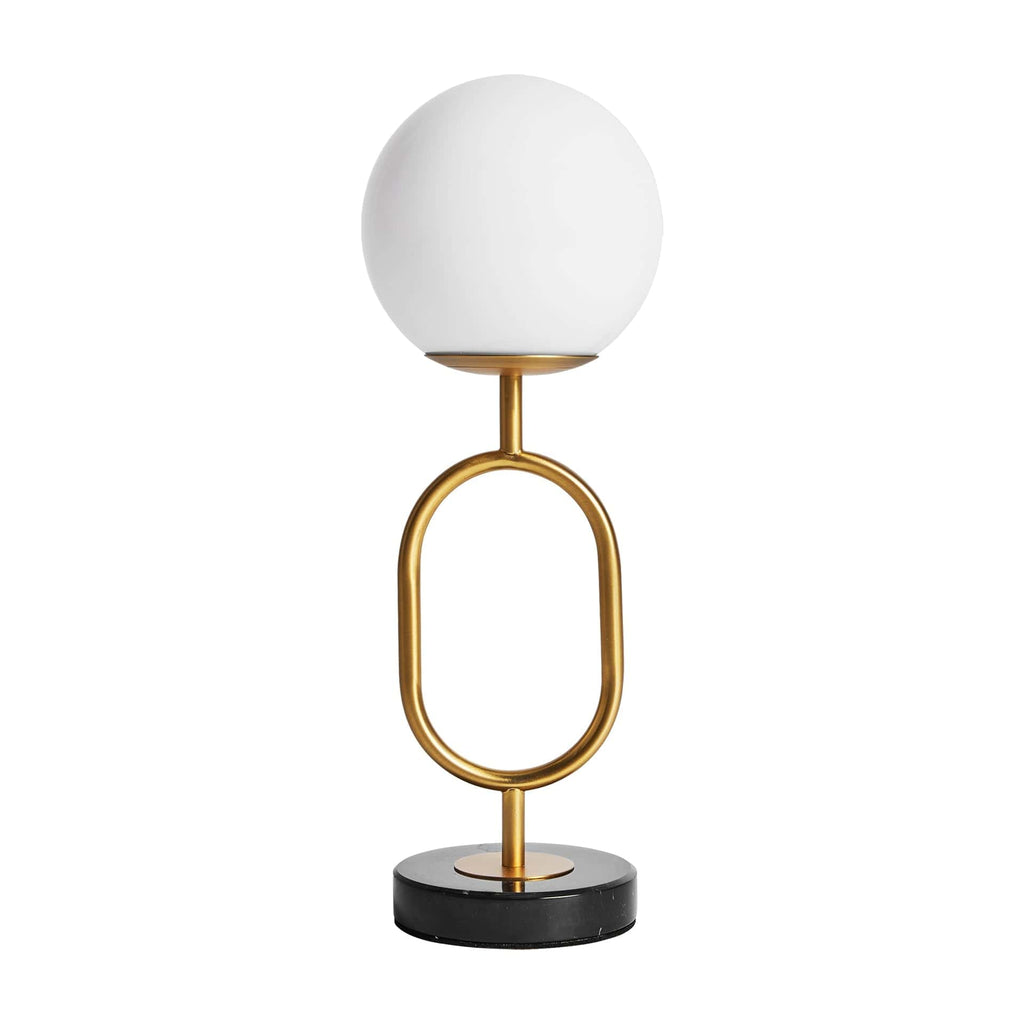 Art Deco Tischlampe mit schwarzem Marmorsockel, goldfarbenem Gestell und weißem Glaskugel.

