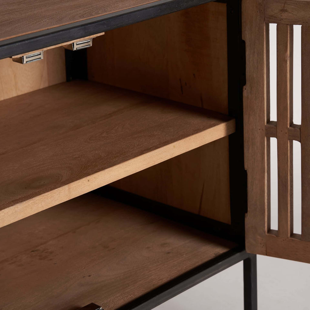TV Board aus Mangoholz kombiniert mit schwarzen Elementen - Maison Oudh