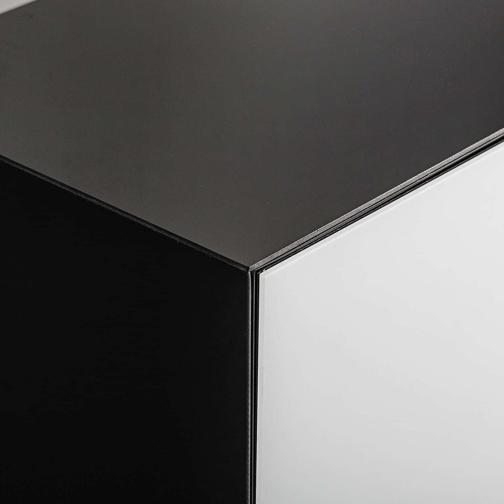 TV Schrank in Weiss mit dekorativen Griffen - Maison Oudh