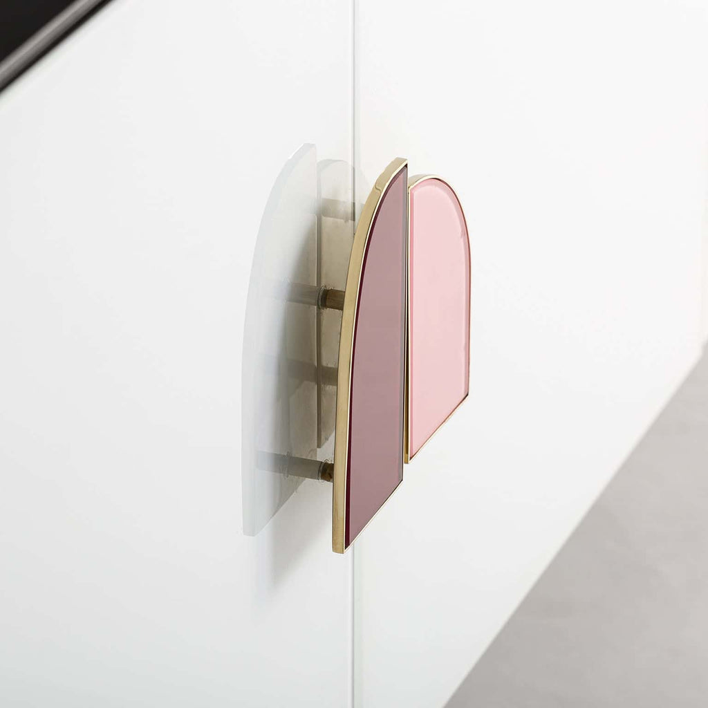 TV Schrank in Weiss mit dekorativen Griffen - Maison Oudh
