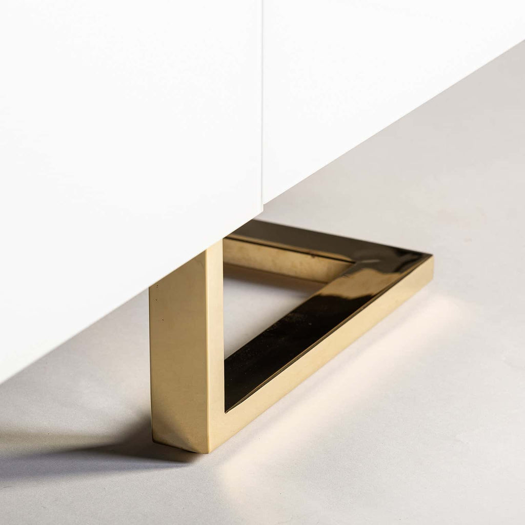 TV Schrank in Weiss mit dekorativen Griffen - Maison Oudh