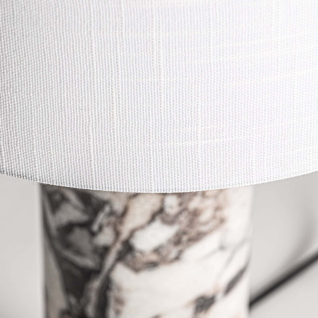 Unikat Marmor-Tischlampe in Weiß-Schwarz: Klassische Eleganz Handmade - Maison Oudh