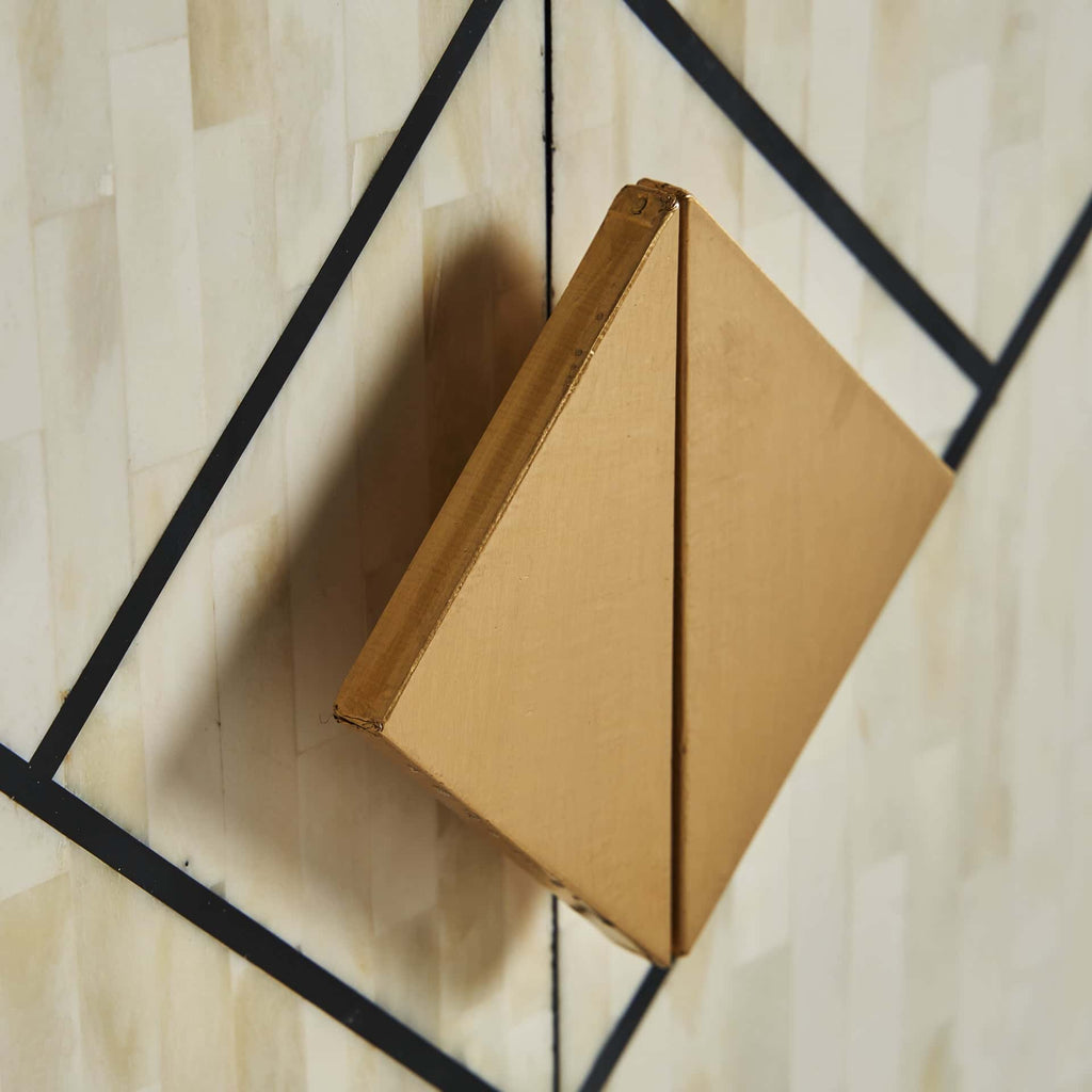 Viertüriges Sideboard aus Bone in Schwarzweiss kombiniert mit goldenen Elementen - Maison Oudh