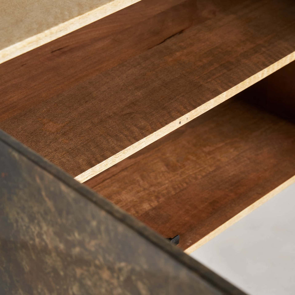 Viertüriges Sideboard aus Mangoholz kombiniert mit Gold - Maison Oudh