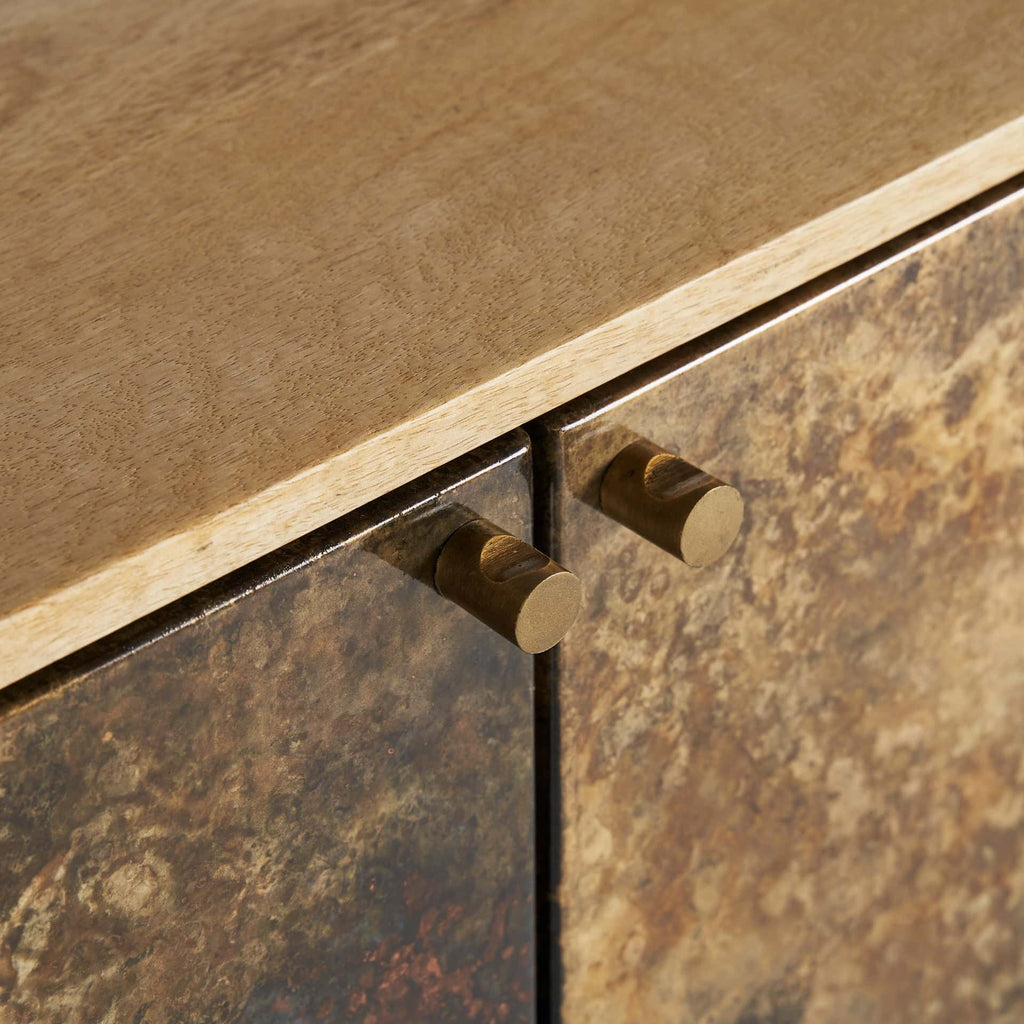 Viertüriges Sideboard aus Mangoholz kombiniert mit Gold - Maison Oudh
