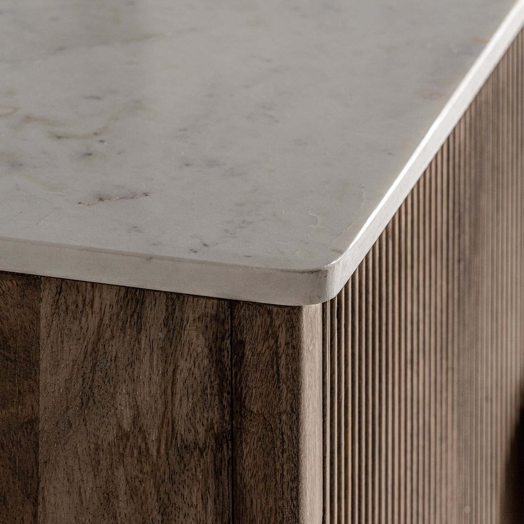 Viertüriges Sideboard aus Mangoholz kombiniert mit weissem Marmor - Maison Oudh