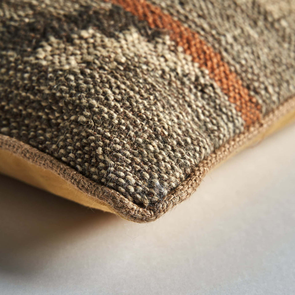 Vintage Eleganz: Quadratisches Kelim Kissen aus Jute - Maison Oudh