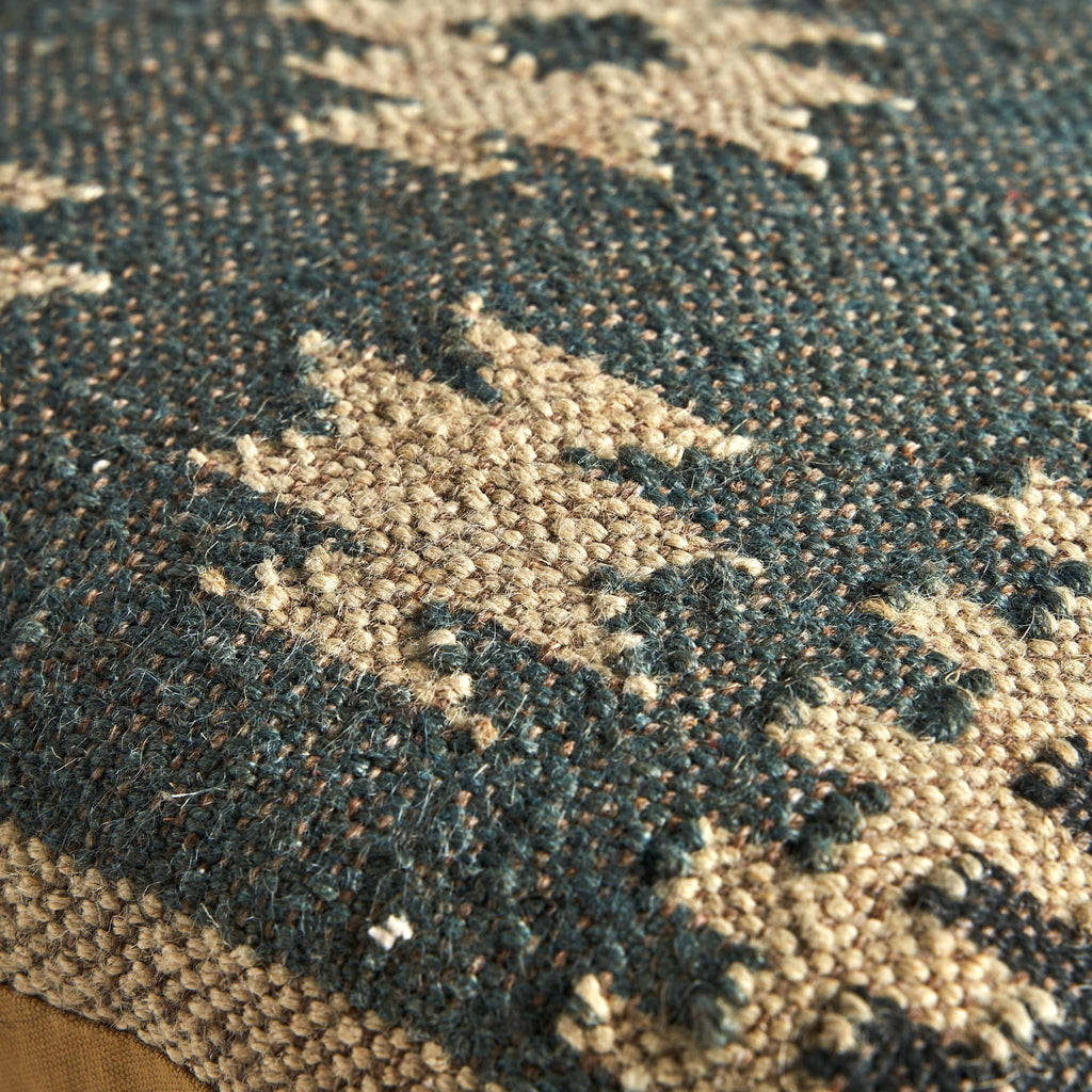 Vintage Kelim Eleganz: Quadratisches Jutekissen in Blau - Maison Oudh