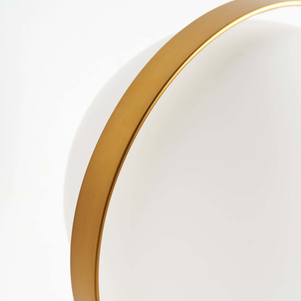 Wandleuchte in Gold kombiniert mit einer Glaskugel in Mattweiss - Maison Oudh