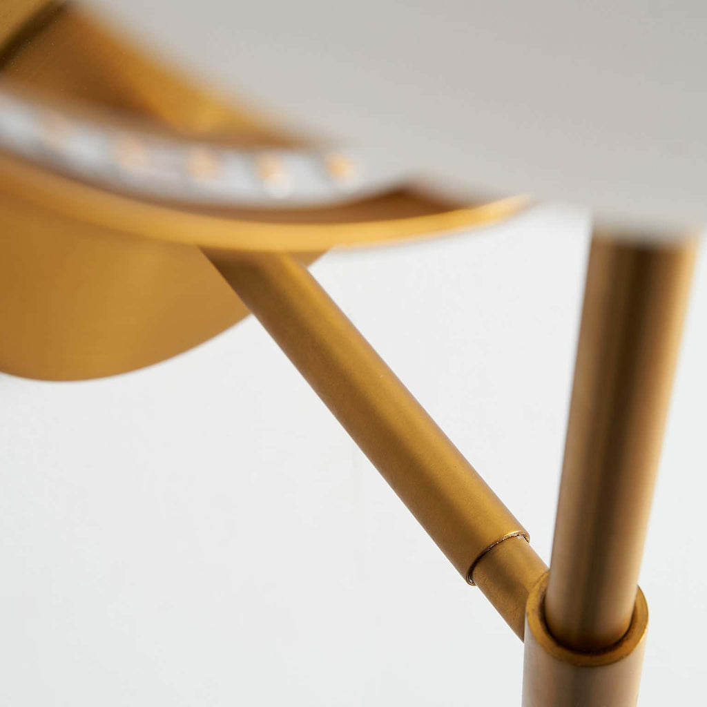 Wandleuchte in Gold kombiniert mit einer Glaskugel in Mattweiss - Maison Oudh