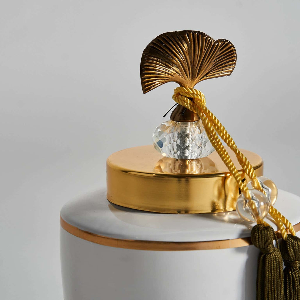 Weisse Keramikvase im Art Deco Stil kombiniert mit einem dekorativen Deckel - Maison Oudh