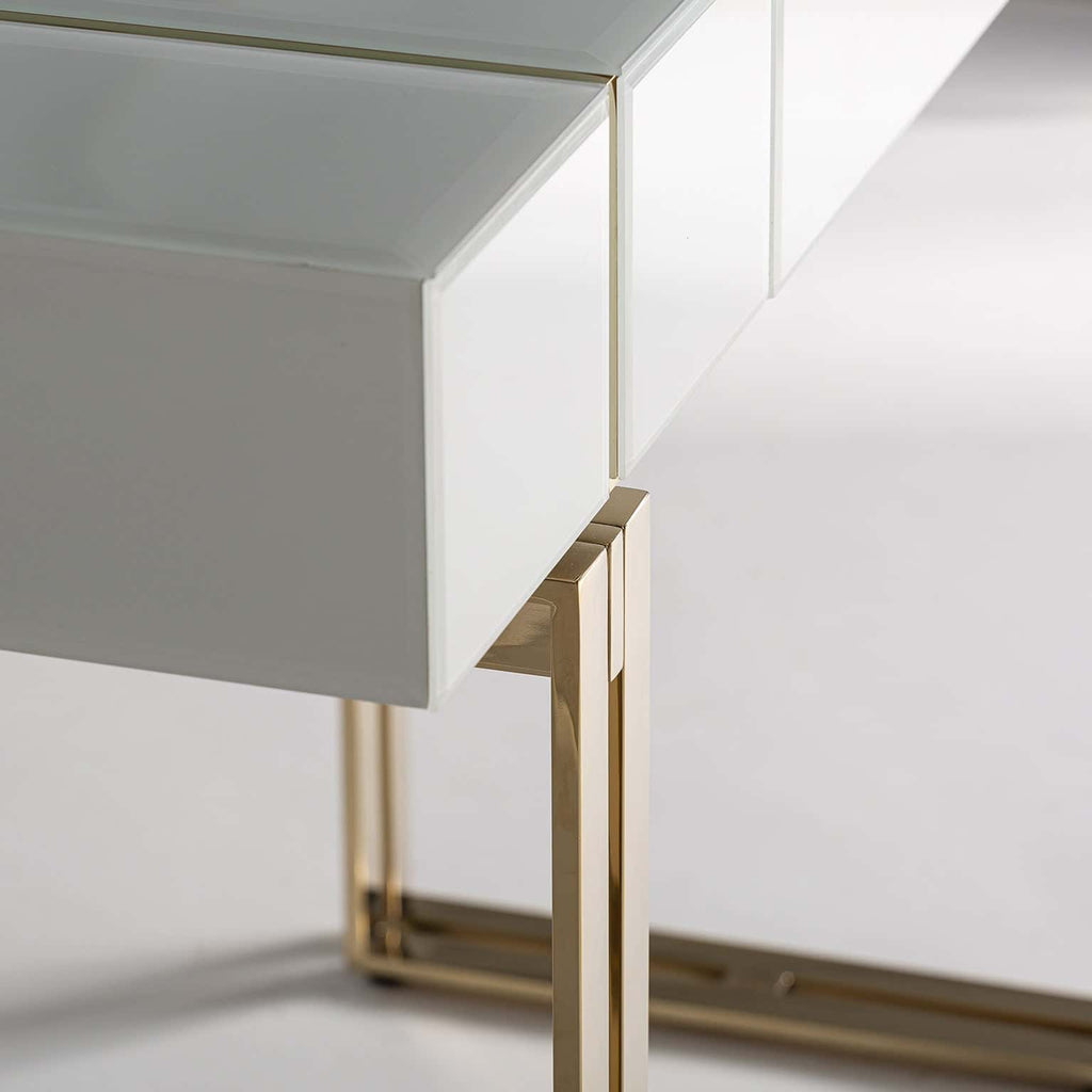 Weisse Konsole mit einer Schublade und goldenen Elementen - Maison Oudh