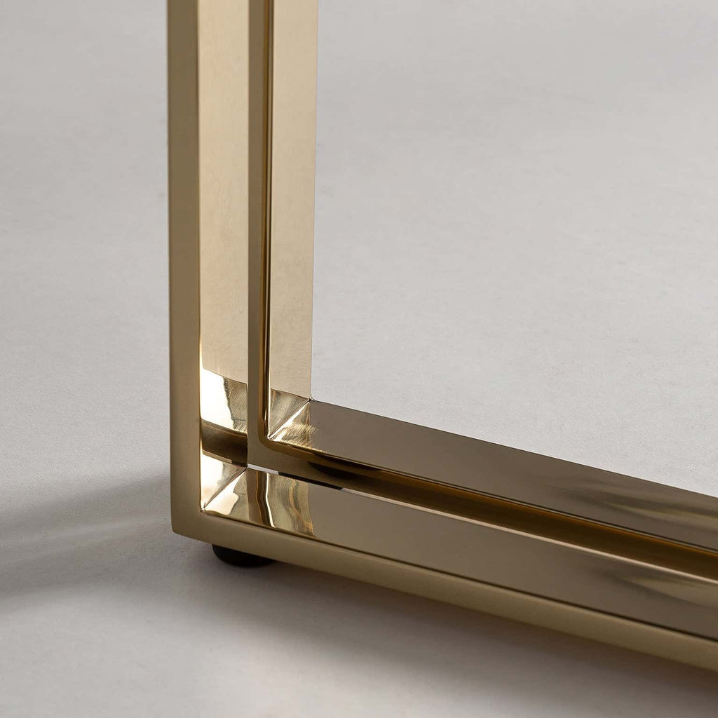 Weisse Konsole mit einer Schublade und goldenen Elementen - Maison Oudh