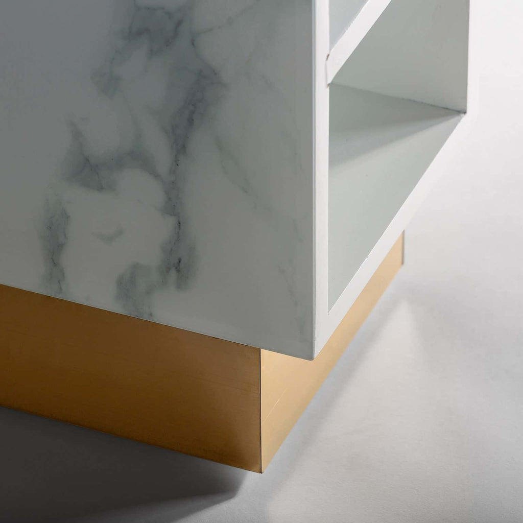 Weisse Theke aus Glas in Marmoroptik mit goldenen Elementen (small) - Maison Oudh