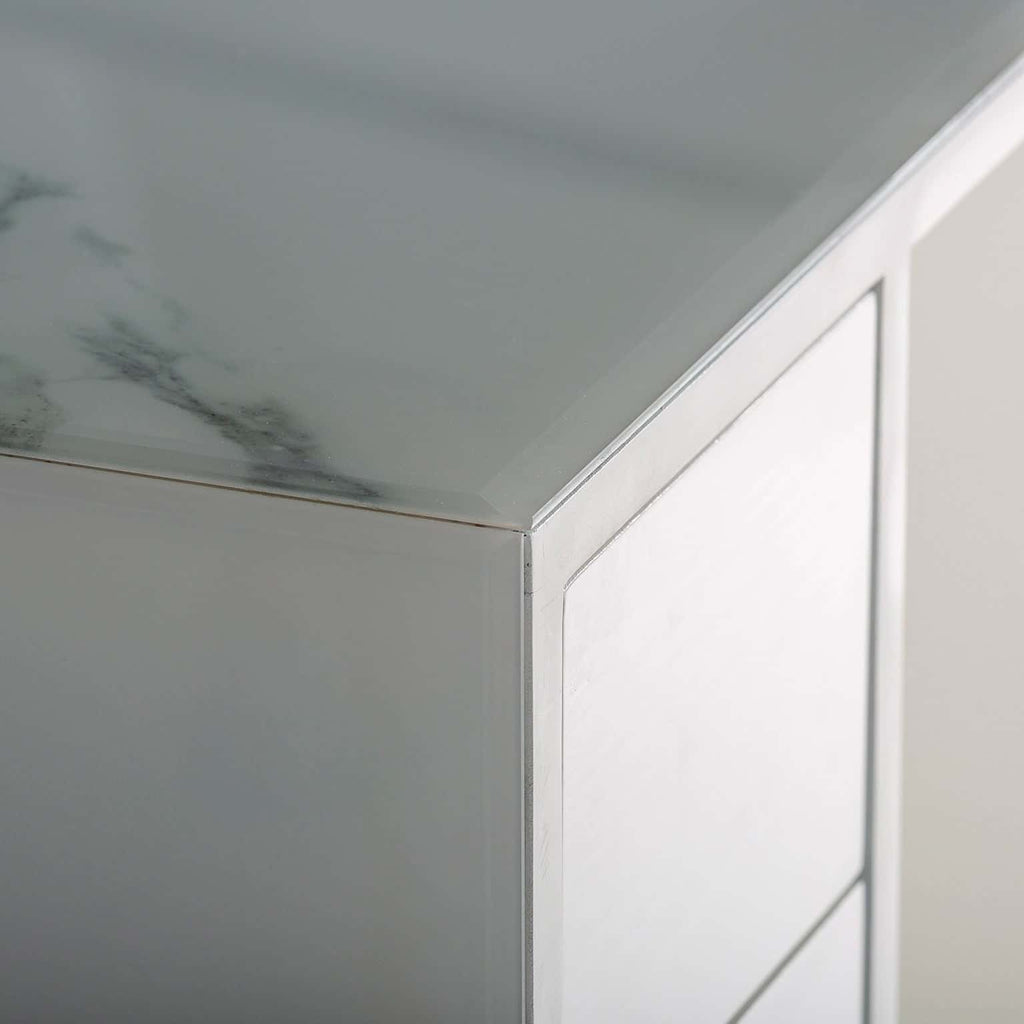 Weisse Theke aus Glas in Marmoroptik mit goldenen Elementen (small) - Maison Oudh