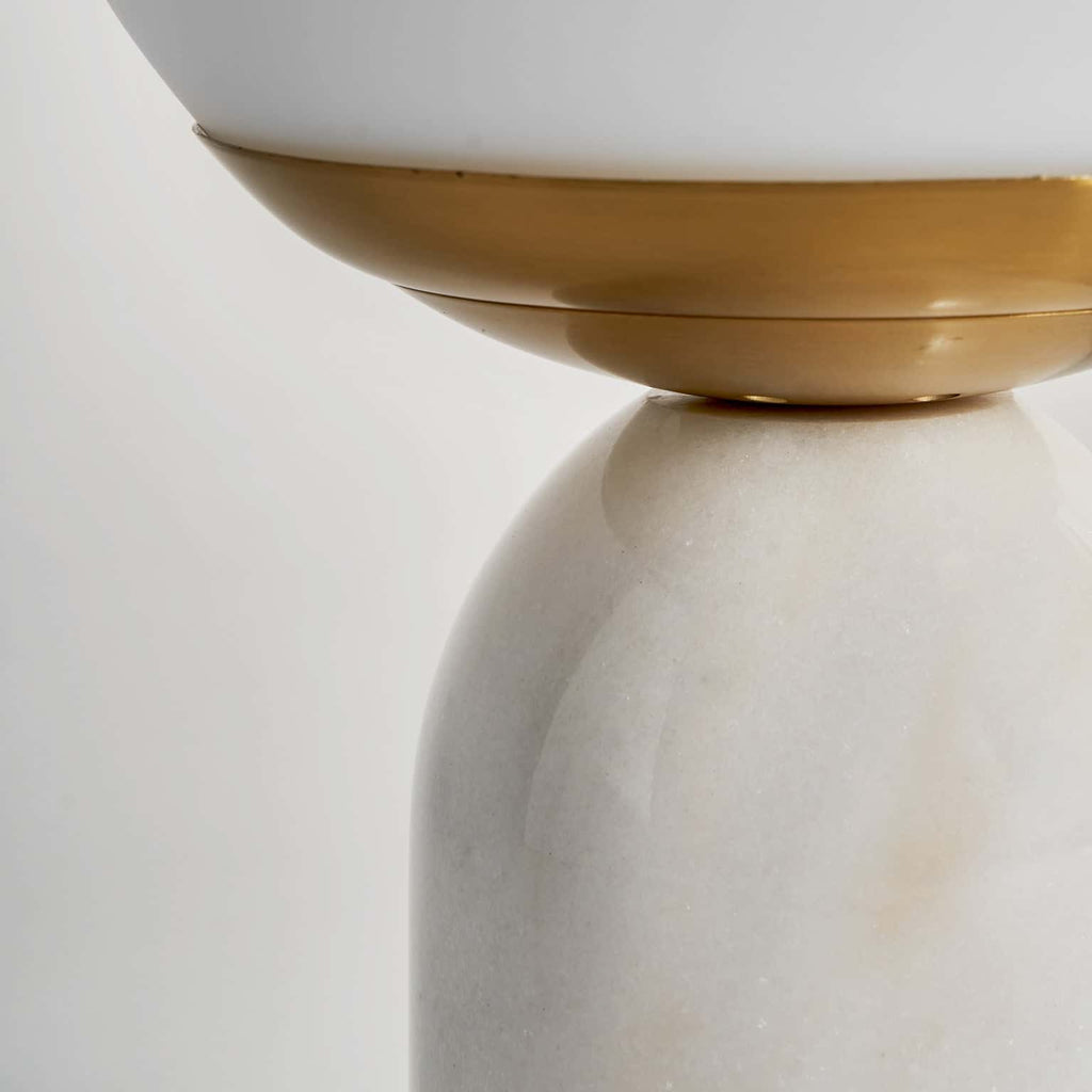 Weisse Tischlampe aus Stahl kombiniert mit einer Glaskugel - Maison Oudh