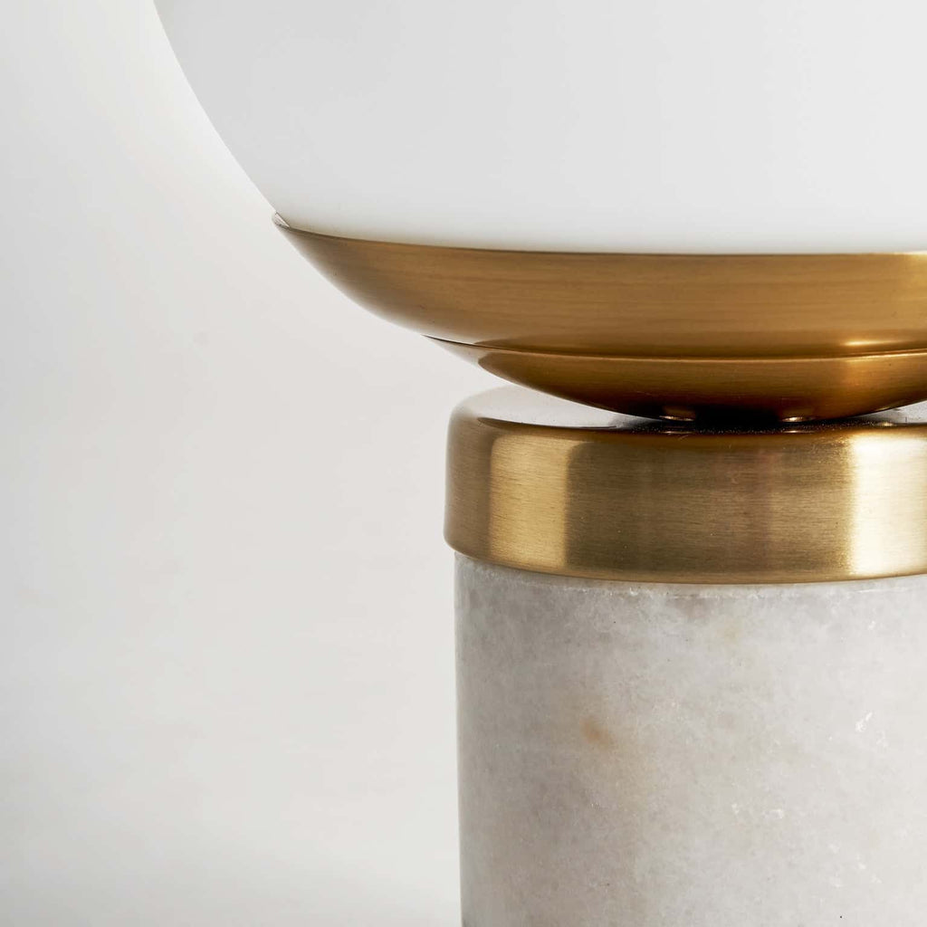 Weisse Tischlampe aus Stahl kombiniert mit einer Glaskugel - Maison Oudh