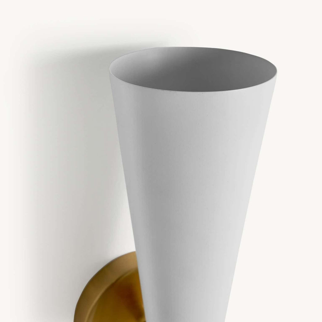 Weisse Wandleuchte kombiniert mit goldenen Details - Maison Oudh