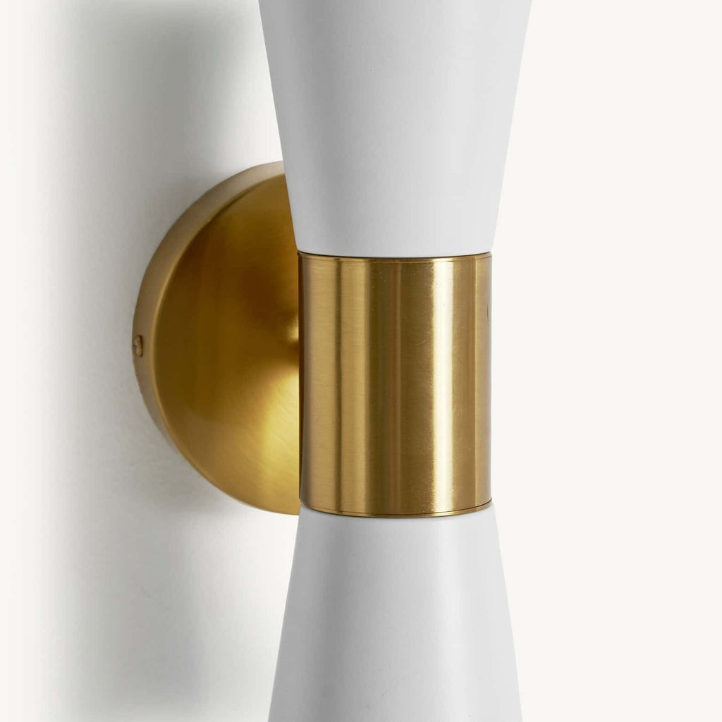 Weisse Wandleuchte kombiniert mit goldenen Details - Maison Oudh