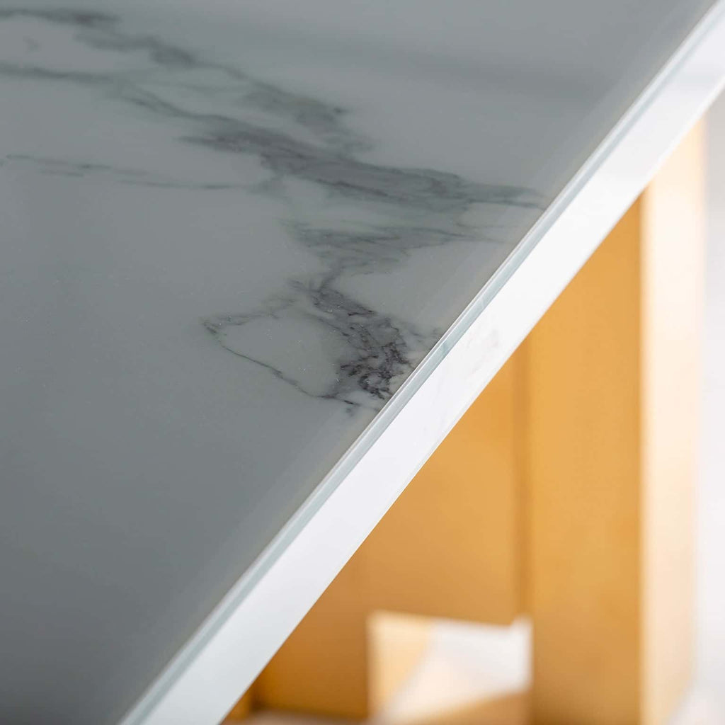 Weisser Esstisch mit einer Glasplatte in Marmoroptik - Maison Oudh