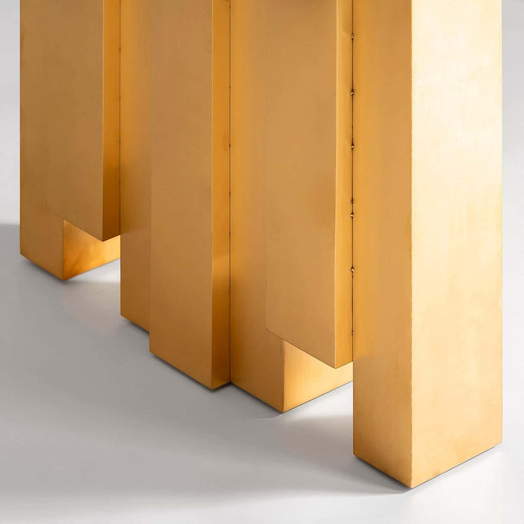 Weisser Esstisch mit einer Glasplatte in Marmoroptik - Maison Oudh