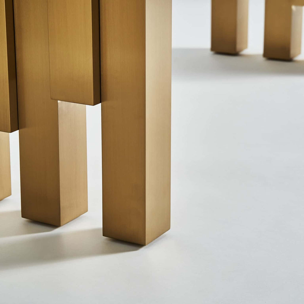 Weisser Esstisch mit einer Glasplatte in Marmoroptik - Maison Oudh