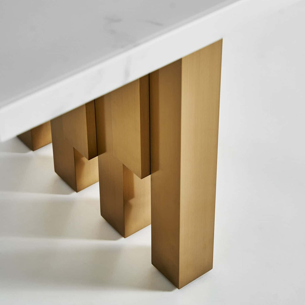 Weisser Esstisch mit einer Glasplatte in Marmoroptik - Maison Oudh