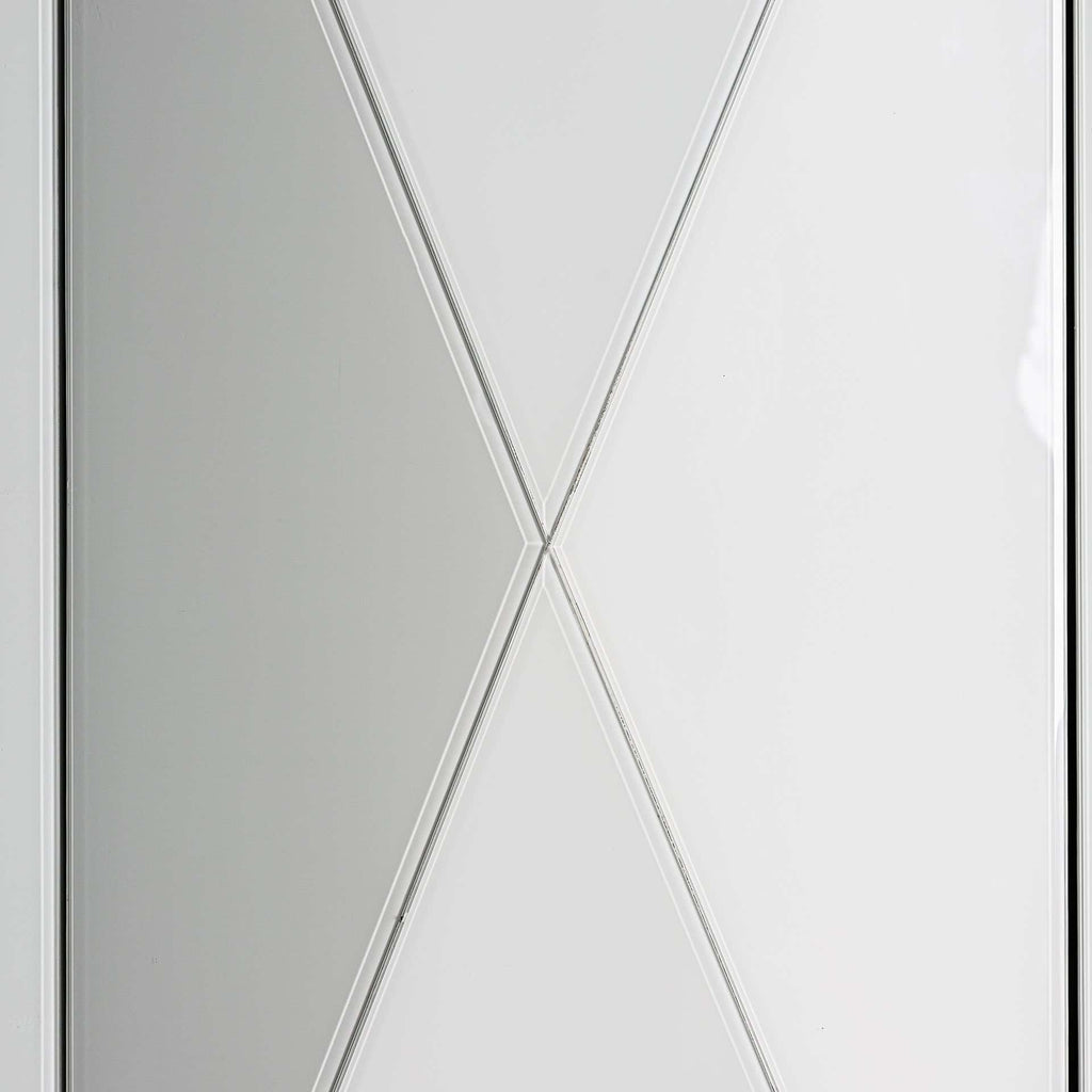 Weisser Hochschrank aus Kristallglas mit zwei Türen und Stahlbeinen in Gold - Maison Oudh