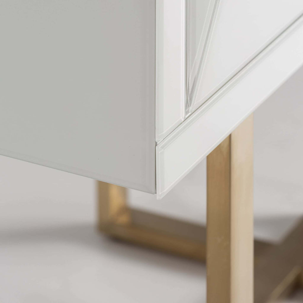 Weisser Hochschrank aus Kristallglas mit zwei Türen und Stahlbeinen in Gold - Maison Oudh