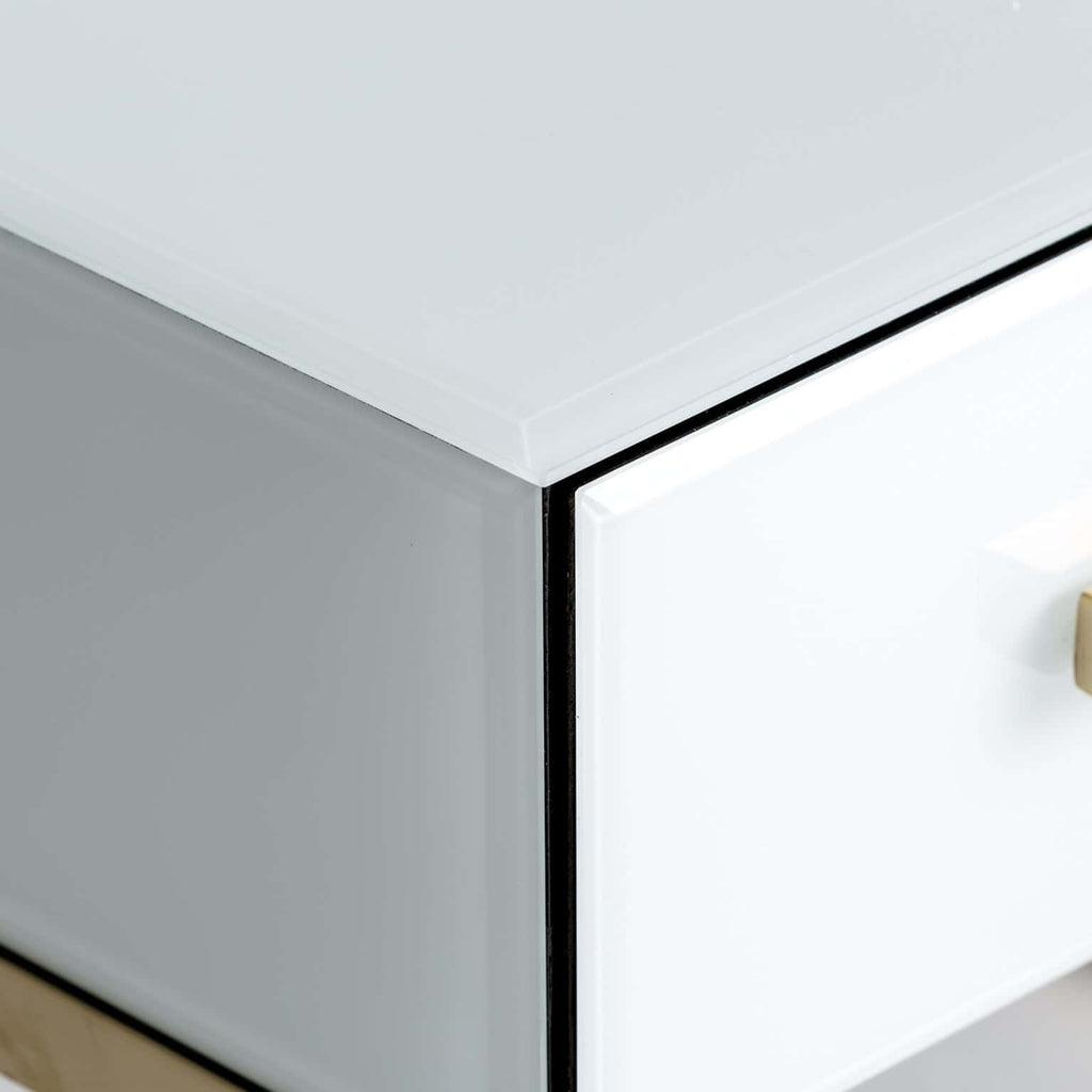 Weisser Nachttisch mit goldenen Elementen - Maison Oudh