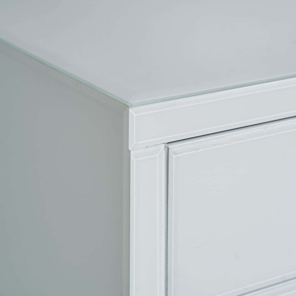 Weisser Nachttisch mit zwei Schubladen und goldenen Details - Maison Oudh